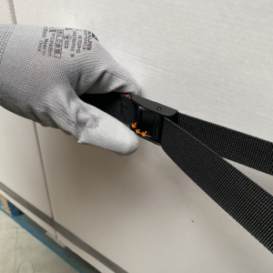 Metallschnalle lösen, um die Position des elastischen Logistikspanngurts zu sichern