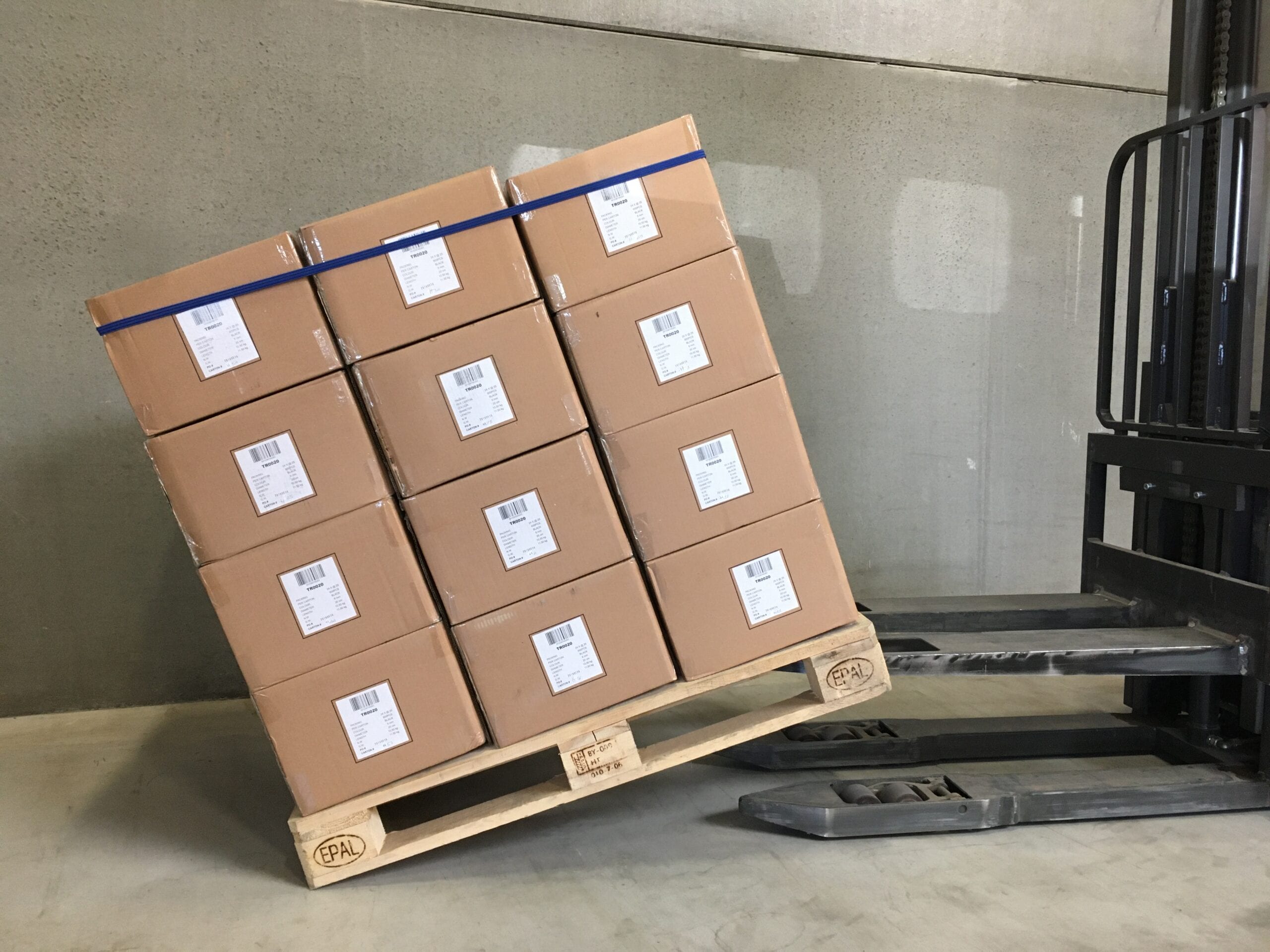 Pallets secured with heavy duty rubber band up to 30° tilt