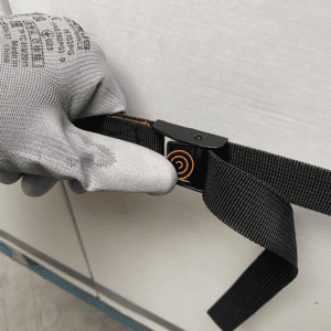 Appuyer sur la boucle métallique pour ouvrir la sangle logistique élastique