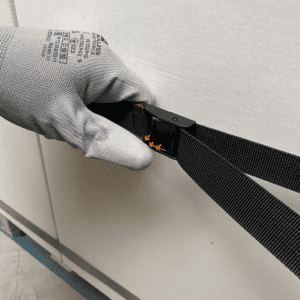 Relâcher la boucle métallique pour sécuriser la position de la sangle logistique élastique